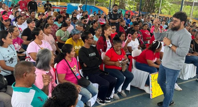 Luna y Fuentes lideran asamblea política comunal en la parroquia El Furrial