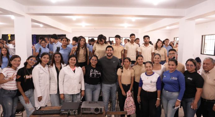 Plan Hablando claro llegó al liceo Milá de la Roca de Caicara