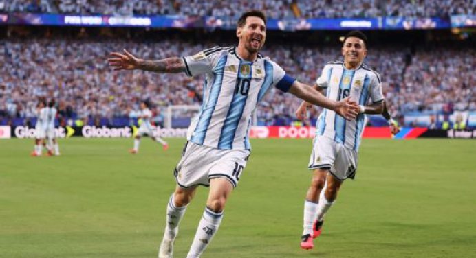Messi marca triplete e iguala récord de goles en la historia de los Mundiales