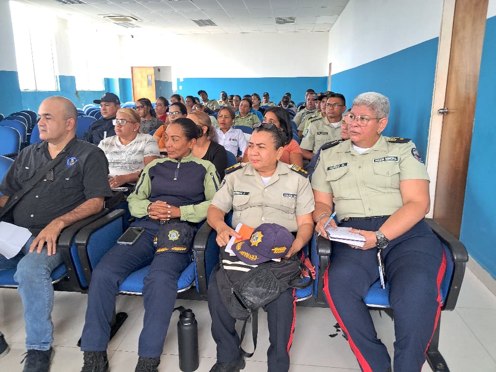 Inces dicta taller sobre "Trabajo efectivo en equipo" a funcionarios de Polimaturín 2 policia2