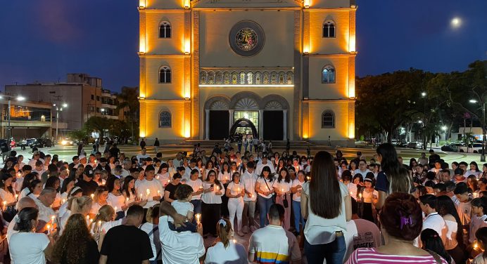 Monaguenses se suman a oración por Venezuela frente a la Catedral