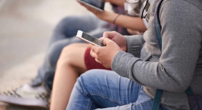 Reino Unido prohibirá a partir de este lunes uso de redes sociales a menores de 16 años