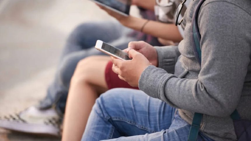 Reino Unido prohibirá a partir de este lunes uso de redes sociales a menores de 16 años 1 redes