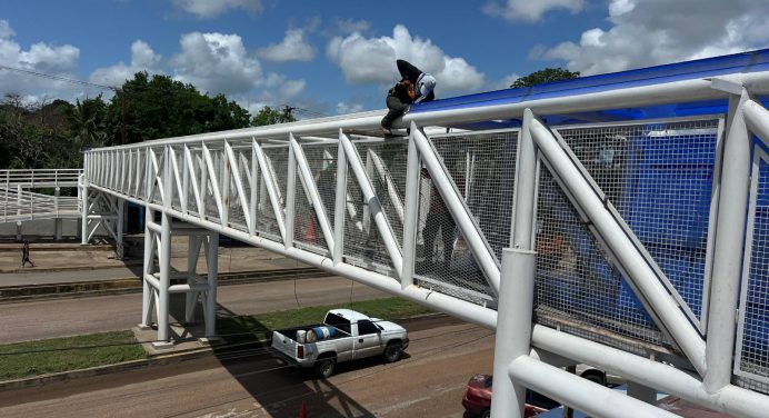 Comenzó instalación del techo en pasarela de la avenida Cruz Peraza