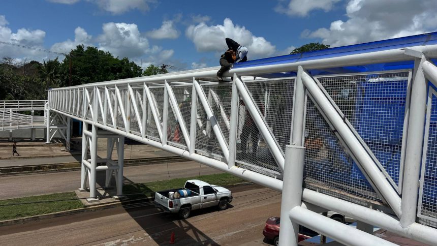 Comenzó instalación del techo en pasarela de la avenida Cruz Peraza 1 techo