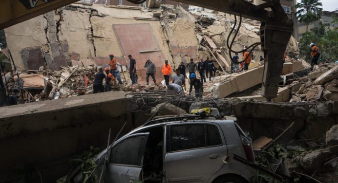 Asciende a 920 la cifra de muertos por los terremotos