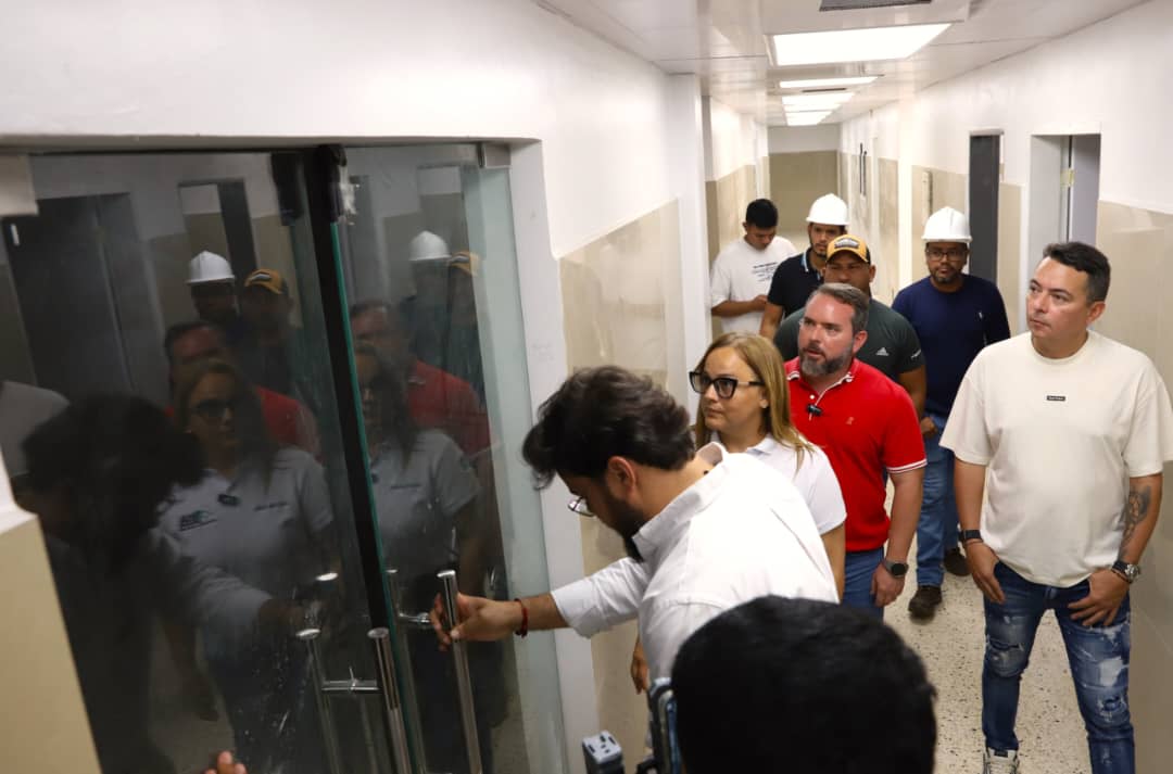 Luna inspecciona avances en rehabilitación de clínica Dr. José María Vargas 3 vargas3