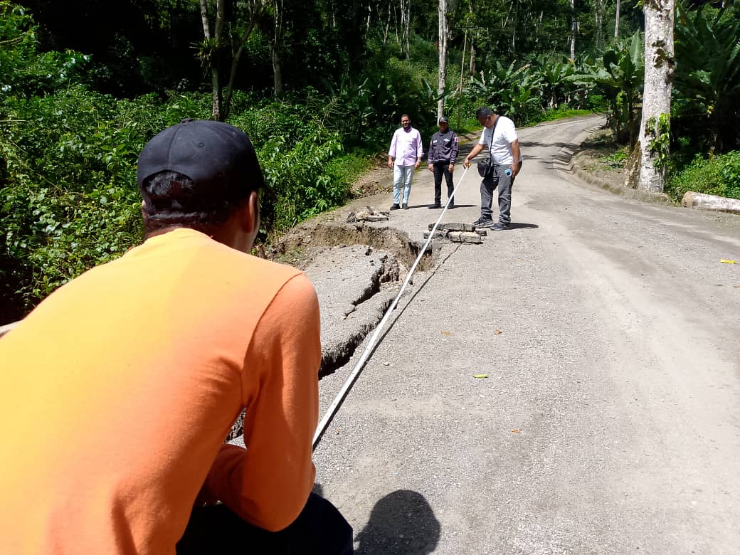 Gobernación y Alcaldía de Caripe abordan vía agrícola afectada por lluvias 2 via2