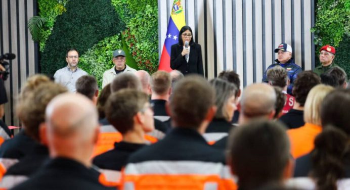 Delcy Rodríguez condecoró a rescatistas de Italia y Suiza por su labor tras terremotos