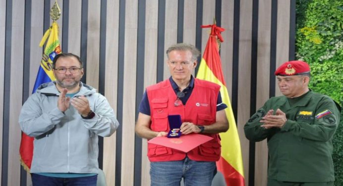 Venezuela reconoce la labor de 150 rescatistas españoles tras los terremotos