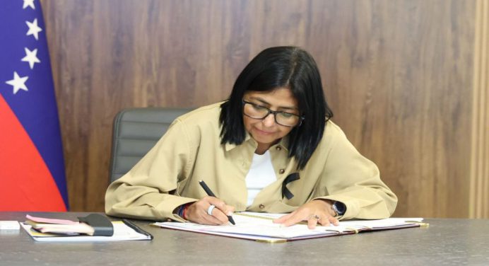 La presidenta (E) Delcy Rodríguez firmó reglamento de la Ley de Hidrocarburos