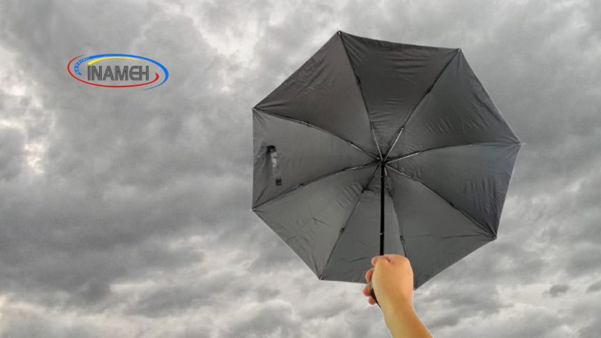 Cielo parcialmente nublado y lluvias