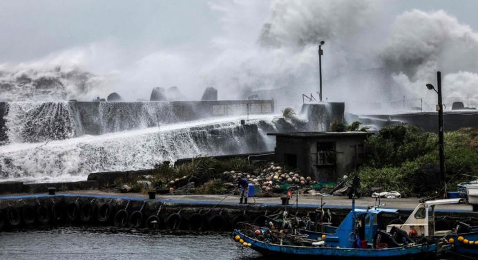 Tifón Bavi deja 87 heridos en Taiwán y 1.7 millones de evacuados en China
