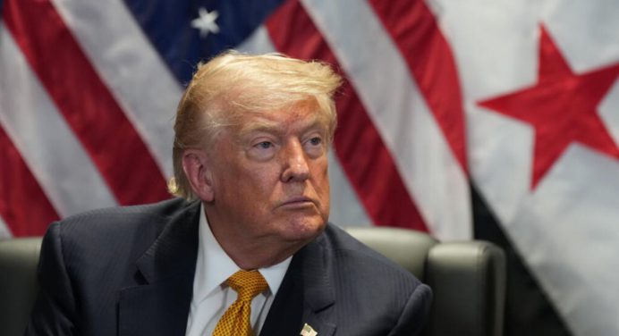 Trump restablece bloqueo naval a Irán y cobro de tasa de 20% por protección en Ormuz