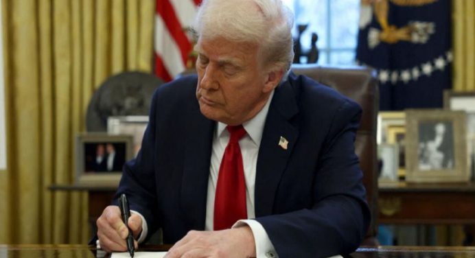 Trump reemplaza tasa del 20% en Ormuz con acuerdos de inversión estratégica en el Golfo
