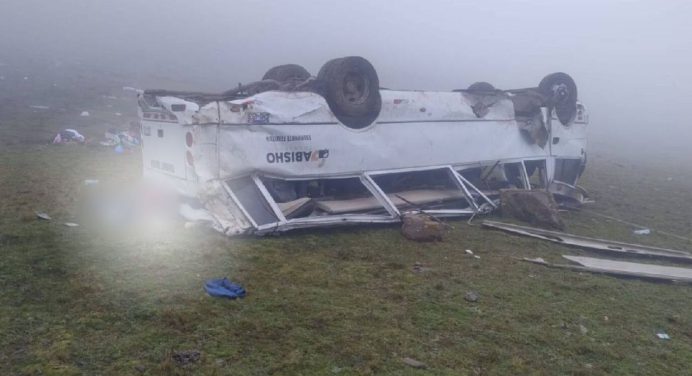 Accidente mortal en Perú: Miniván se precipita por un abismo dejando 14 víctimas