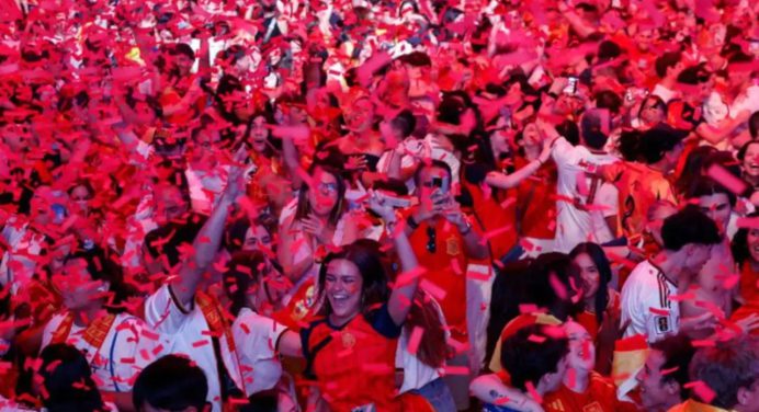 Madrid se viste de rojo para recibir a los campeones de la selección española