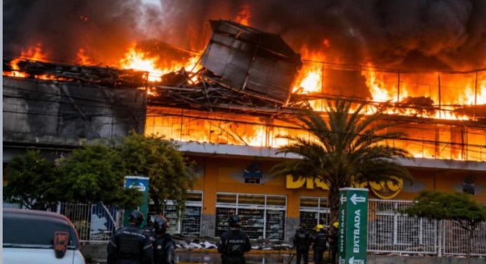 Incendio de gran magnitud afectó estructura de un centro comercial en Porlamar