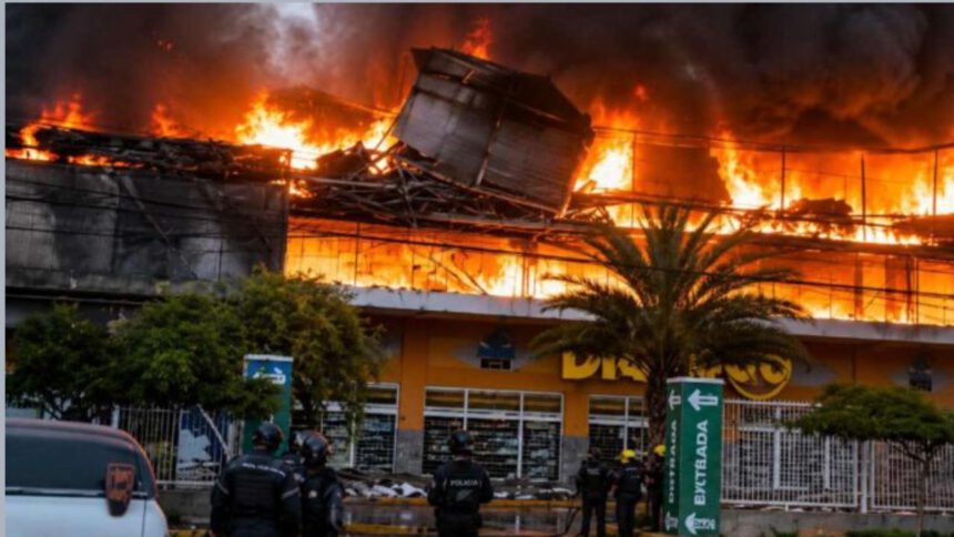 Incendio de gran magnitud afectó estructura de un centro comercial en Porlamar 1 incendio