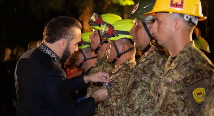 Bukele condecoró a 452 rescatistas salvadoreños por la misión en Venezuela