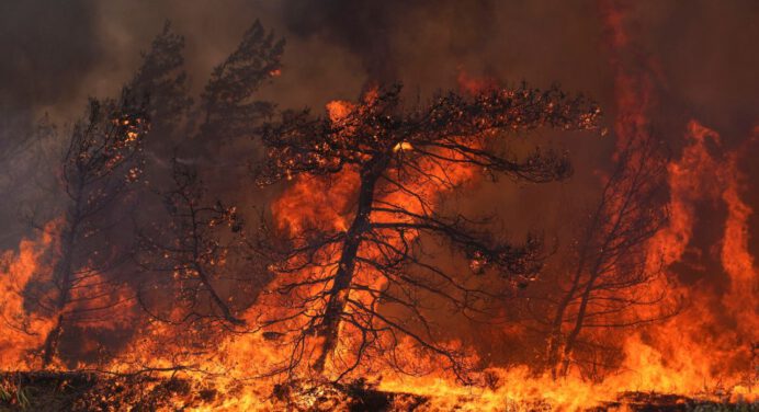 Muere un tercer bombero en los incendios de Grecia