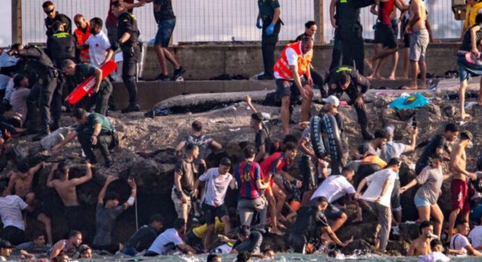 Más de 50 mil inmigrantes cruzaron a Ceuta frontera entre España y Marruecos