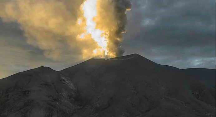 El volcán Puracé intensifica su actividad en el suroeste colombiano
