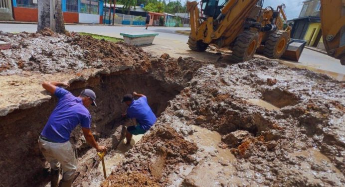 Restablecen servicio de agua para 3 mil 200 familias en la parroquia La Pica