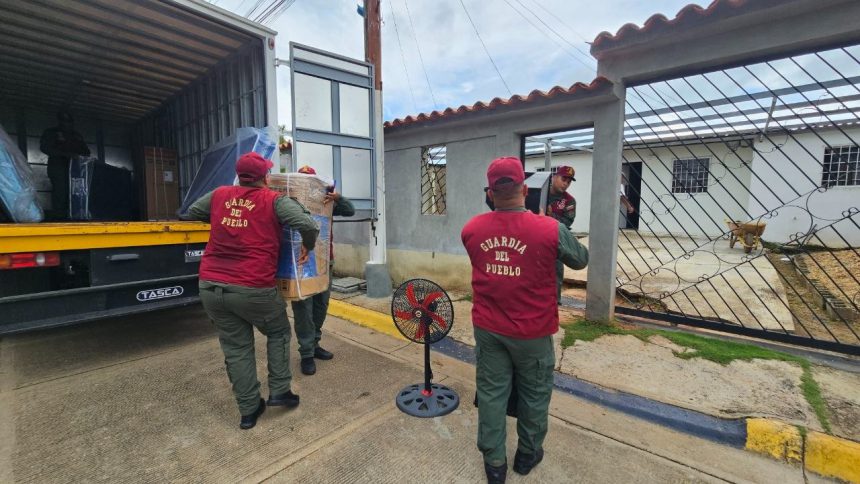 Alcaldía de Maturín entregó enseres a familias afectadas del estado La Guaira 1 ayuda