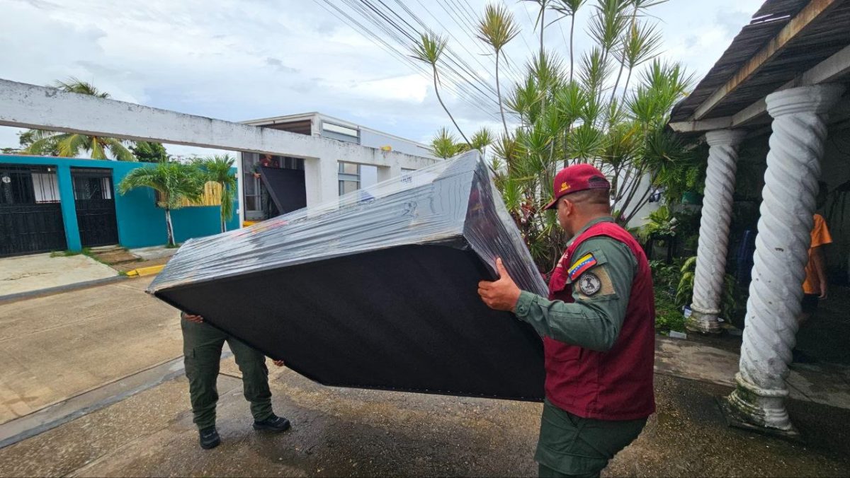 Alcaldía de Maturín entregó enseres a familias afectadas del estado La Guaira 2 ayuda7