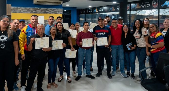 Trabajadores del Indem reciben títulos de bachiller a través de la Misión Ribas