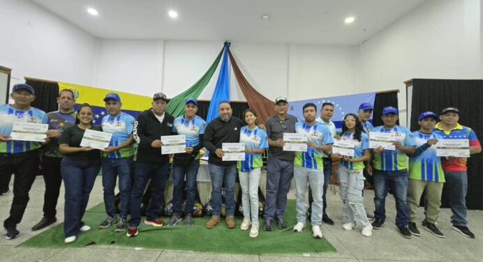 Entregan credenciales a promotores deportivos integrales y recreadores de Cedeño