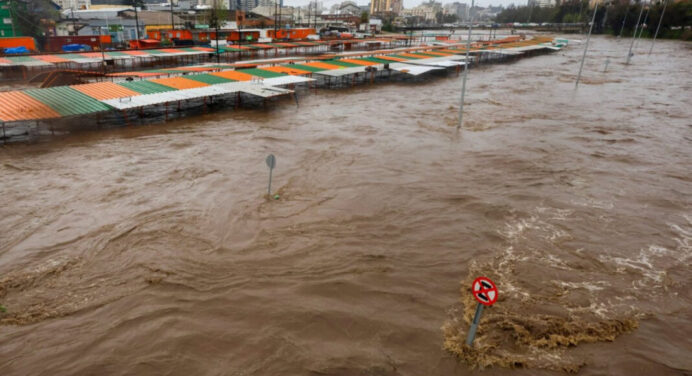 Chile decreta alerta roja y suspende clases por amenaza de desborde de río en Valparaíso