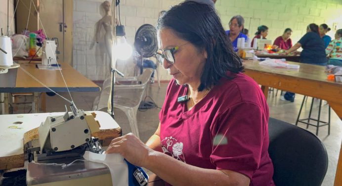 Monaguenses confeccionan ropa para familias afectadas por terremotos