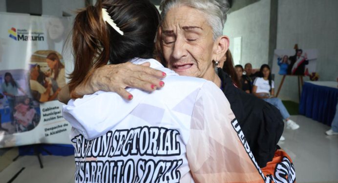 Continúan entregando enseres a familias de La Guaira