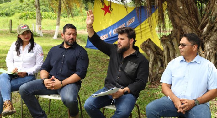 Gobernador Luna entrega siete certificaciones de fincas productivas en Monagas