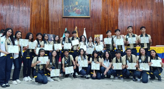 Policía del Estado apadrina graduación del liceo Salvador Garmendia de Maturín