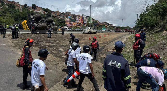Vuelco de una grúa telescópica en la autopista Caracas-La Guaira no dejó heridos