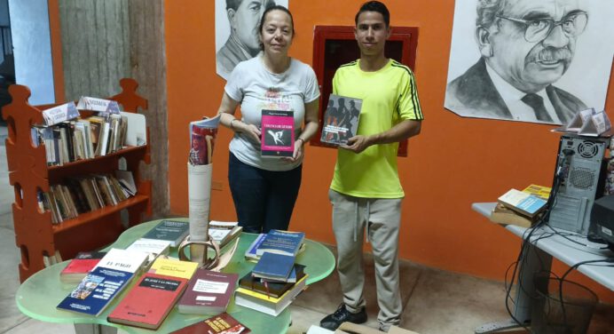 ‎Escuela de Literatura Icum recibe donación de más de 500 libros de Derecho‎