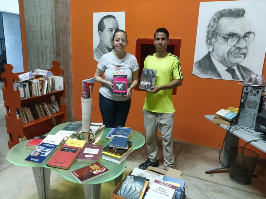 Escuela de Literatura Icum recibe donación de más de 500 libros de Derecho 1 Icum