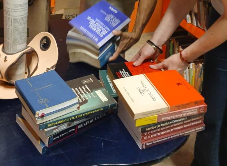 Escuela de Literatura Icum recibe donación de más de 500 libros de Derecho 2 icum2 2