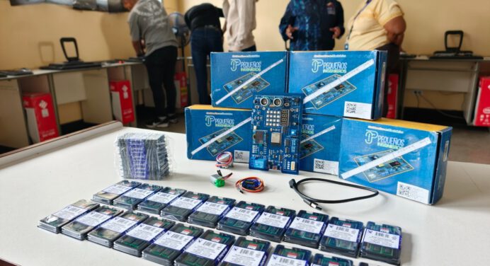 Gobernación potencia laboratorios de informática en 3 centros educativos