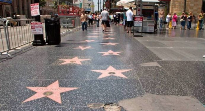 Karol G, Pedro Pascal y Lisa Kudrow recibirán una estrella en el Paseo de la Fama en 2027