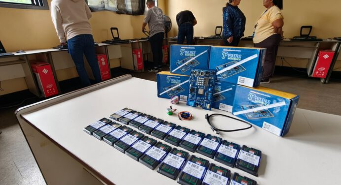 Gobernador Luna fortalece la educación de 3 mil 716 estudiantes en materia tecnológica