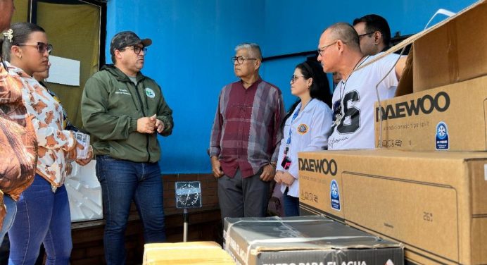 Alcalde Oscar Cedeño entrega equipos al hospital de Punta de Mata