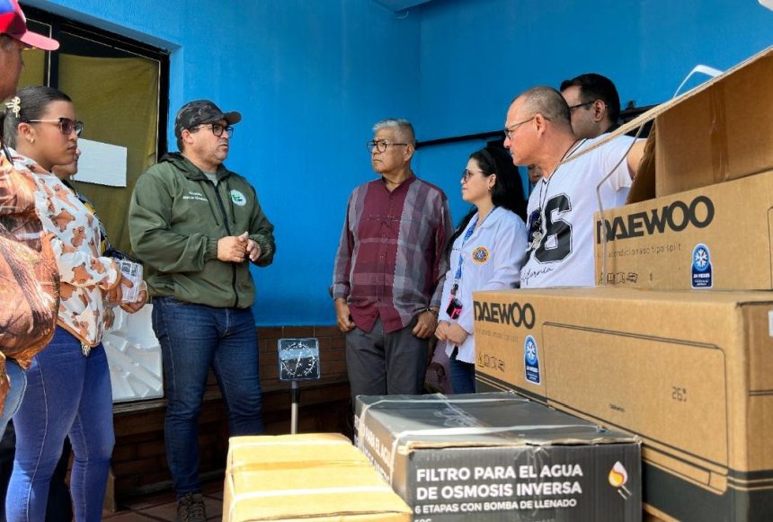Alcalde Oscar Cedeño entrega equipos al hospital de Punta de Mata 1 equipos