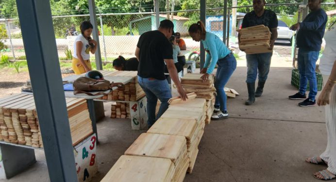 Con 330 kits repararán pupitres y mesas – sillas en escuelas y liceos de Piar