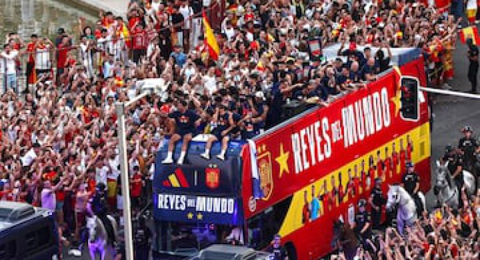 ¡Campeones del mundo recibidos como héroes en España! (+fotos)
