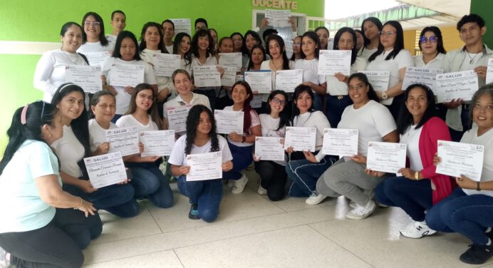 Minsalud certifica 74 auxiliares de Farmacia y 20 camilleros
