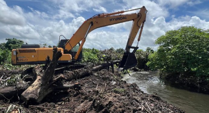Llevan saneamiento mecanizado al caño de Pinto Salinas